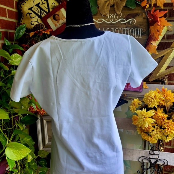 Mangdiup V-neck Top - Picture 9 of 12